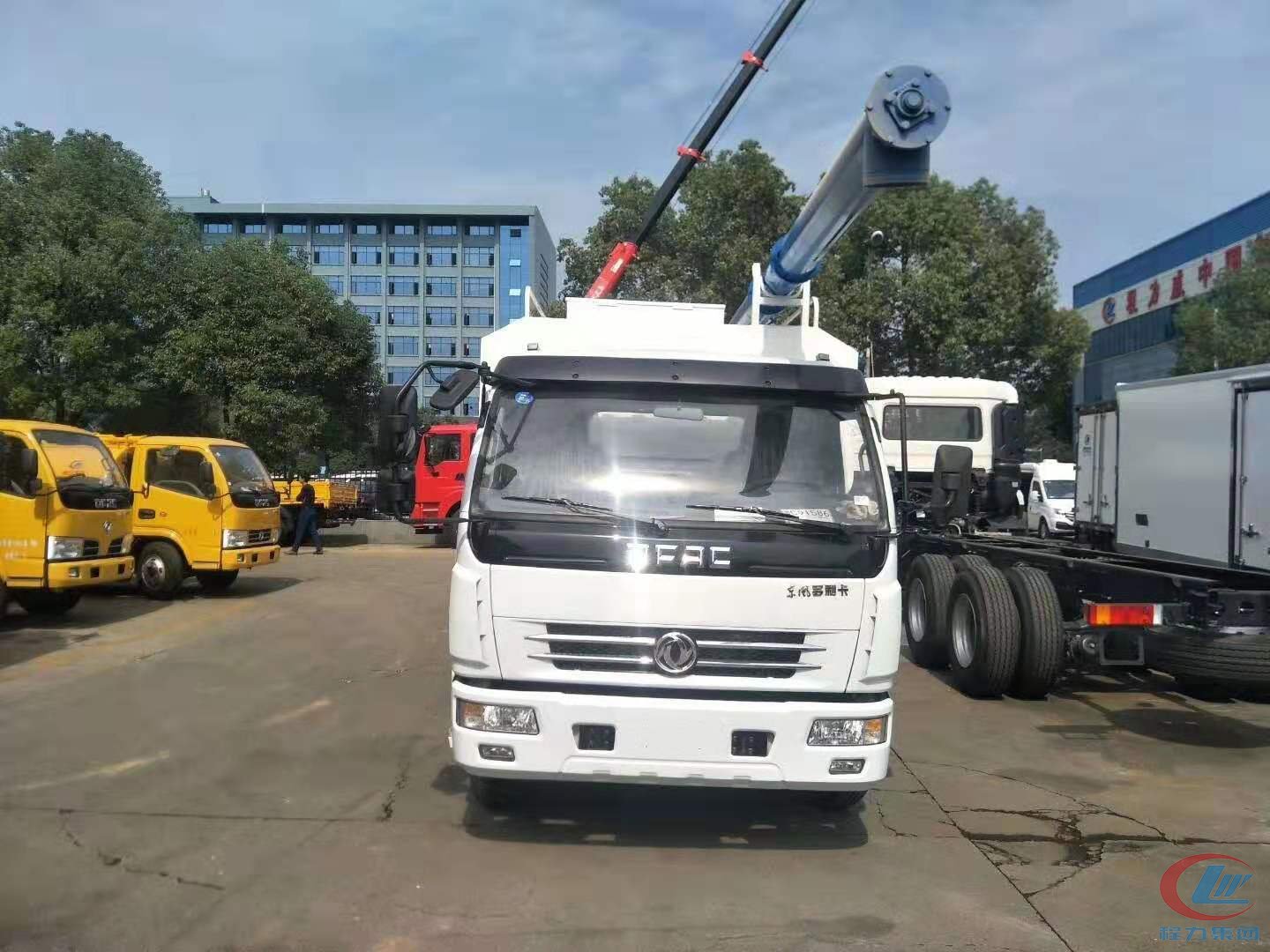 不朽情缘官网登录入口东风多利卡散装饲料运输车高清图