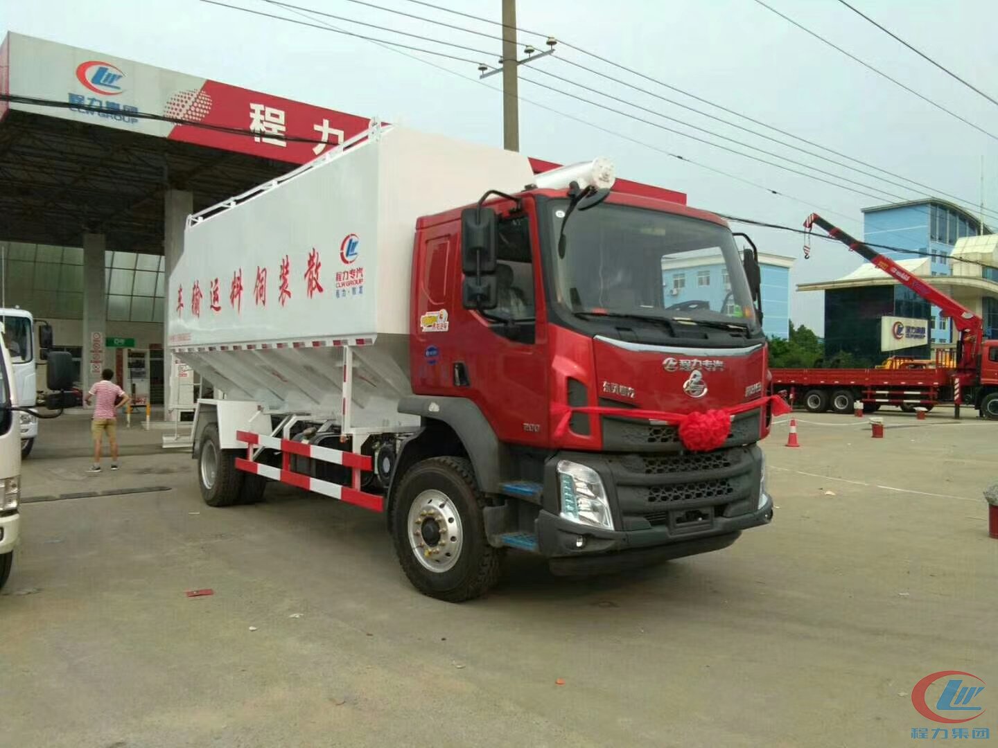 不朽情缘官网登录入口集团东风柳汽28方饲料车侧面图