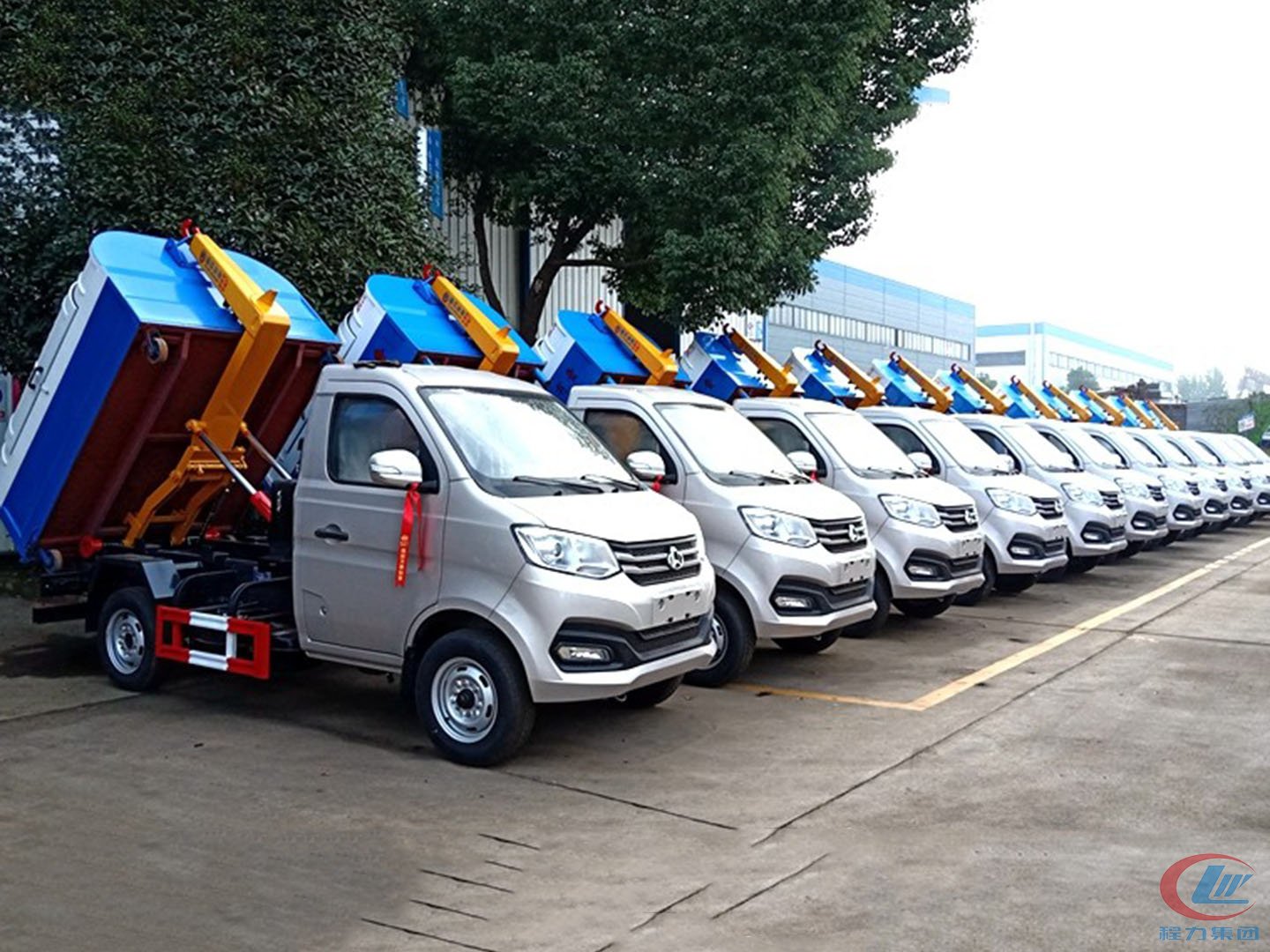 不朽情缘官网登录入口集团国六勾臂垃圾车批量发车