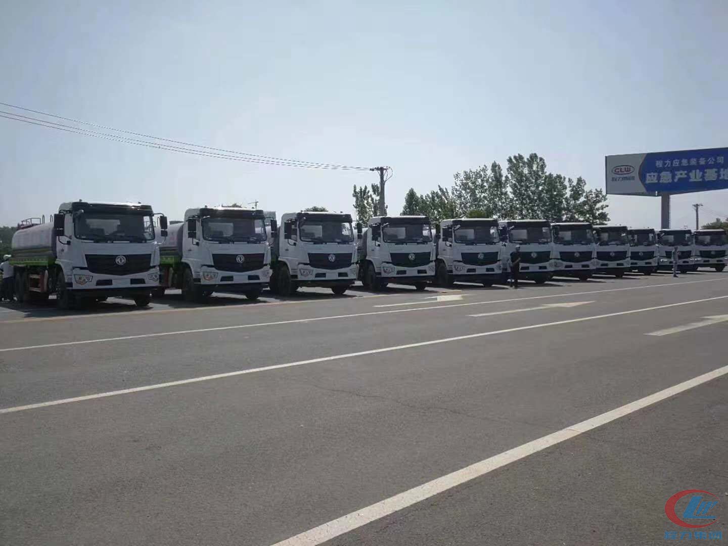 不朽情缘官网登录入口集团国六东风D3L后双桥抑尘洒水车十台齐发