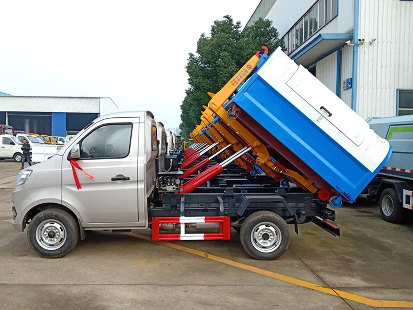 不朽情缘官网登录入口集团国六长安勾臂垃圾车批量发车