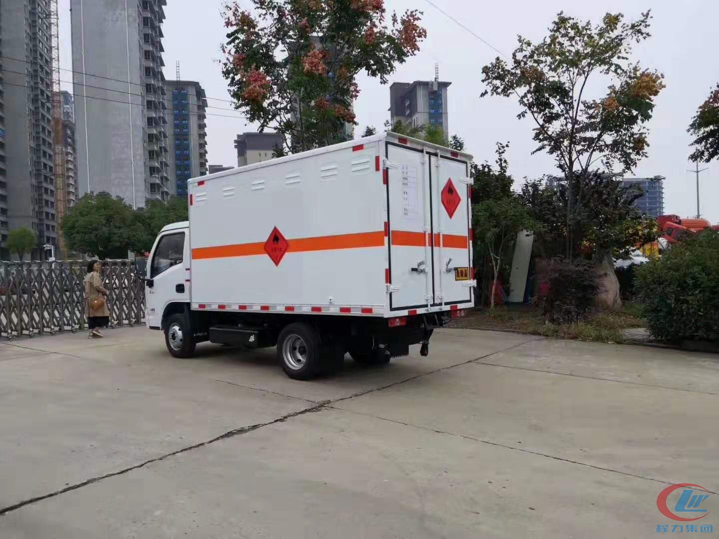 不朽情缘官网登录入口集团跃进小福星易燃气体厢式运输车侧面图