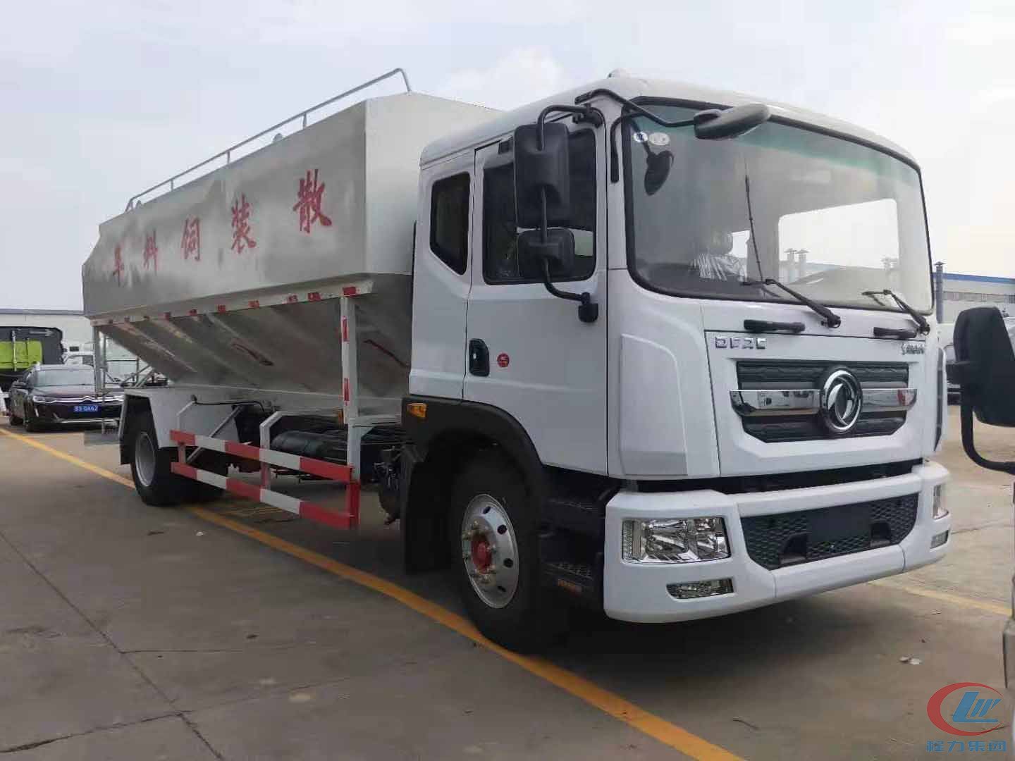 不朽情缘官网登录入口东风多利卡D9散装饲料运输车高清图