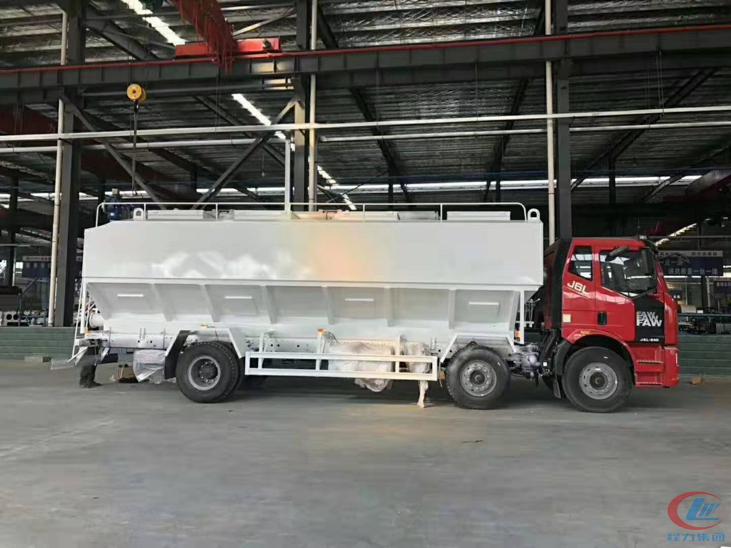 不朽情缘官网登录入口解放J6小三轴散装饲料运输车侧面图