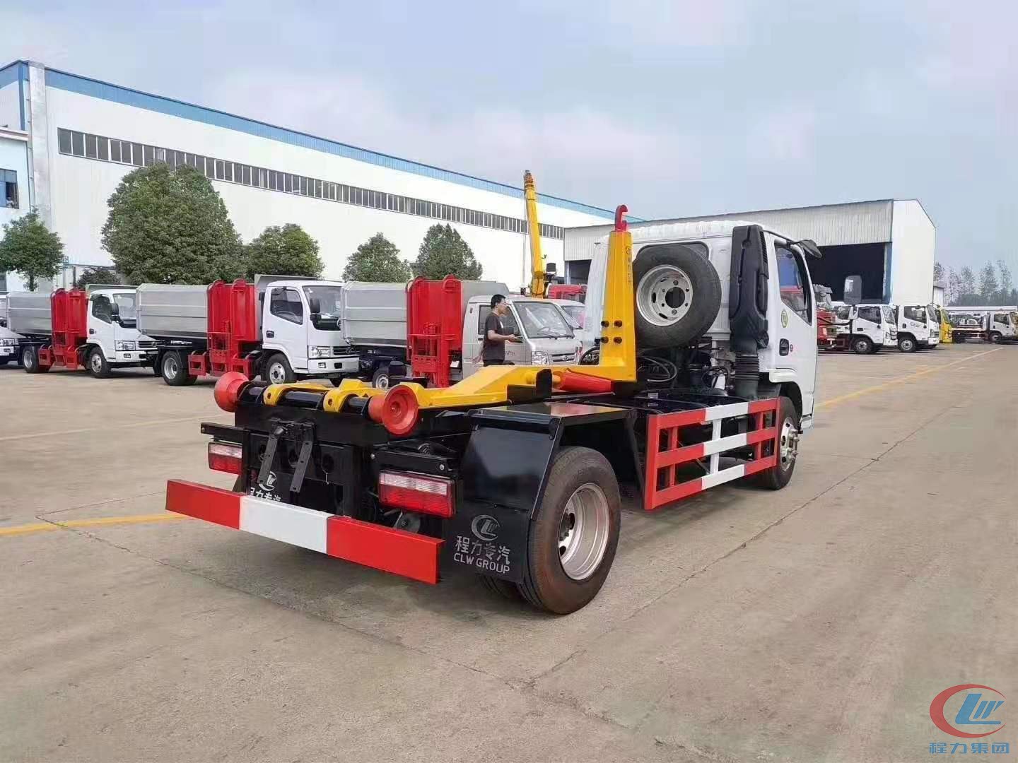 国六东风小多利卡D6勾臂垃圾车