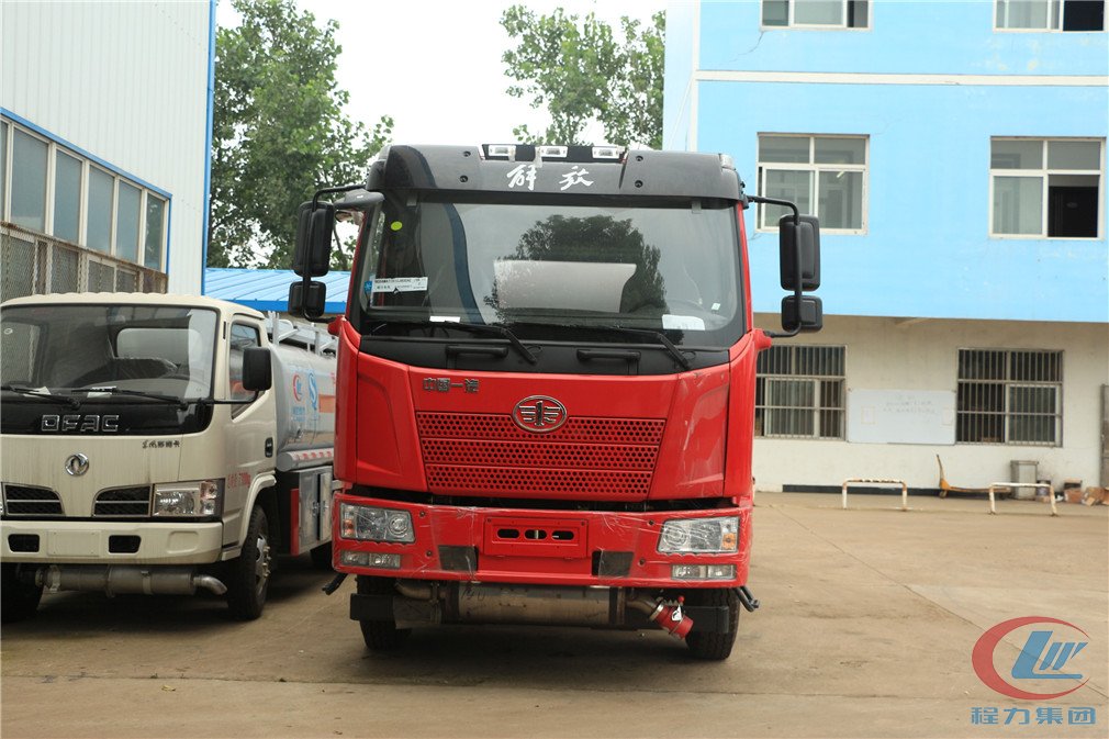 不朽情缘官网登录入口解放J6(15方)运油车正面图