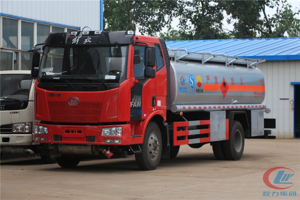 不朽情缘官网登录入口解放J6(15方)运油车高清图