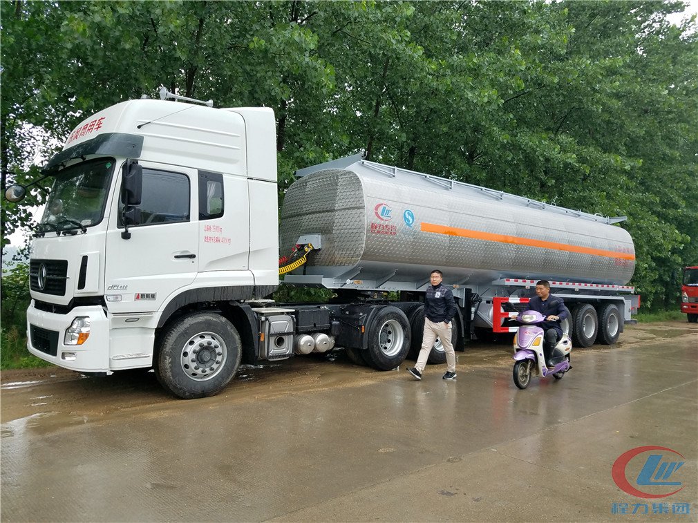 不朽情缘官网登录入口三桥半挂铝合金运油车高清图