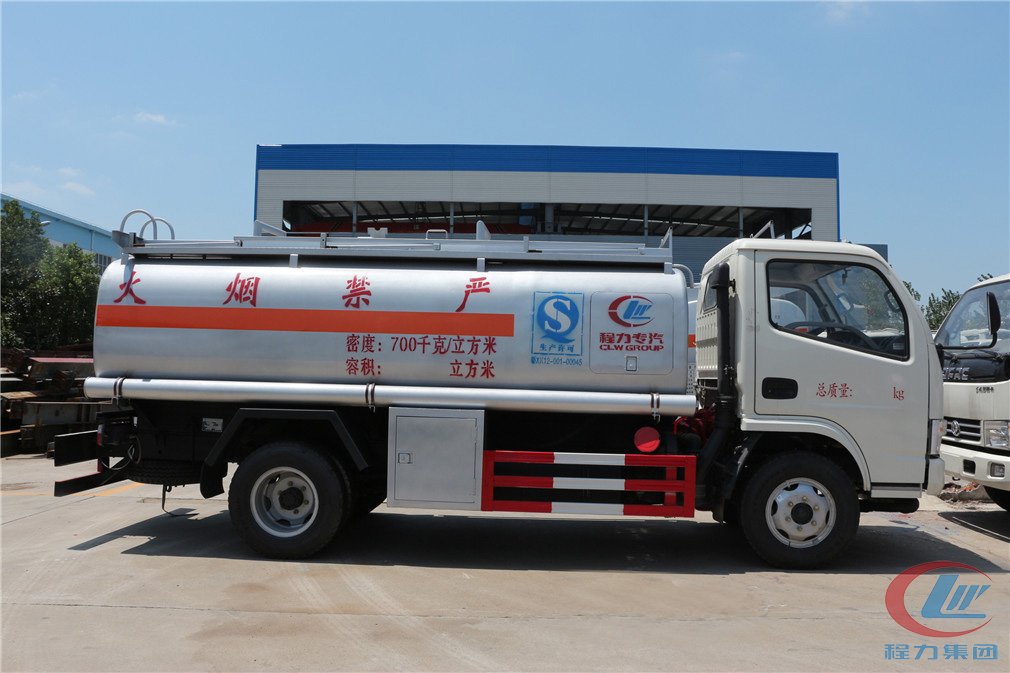 不朽情缘官网登录入口东风小多利卡(5方)加油车侧面车