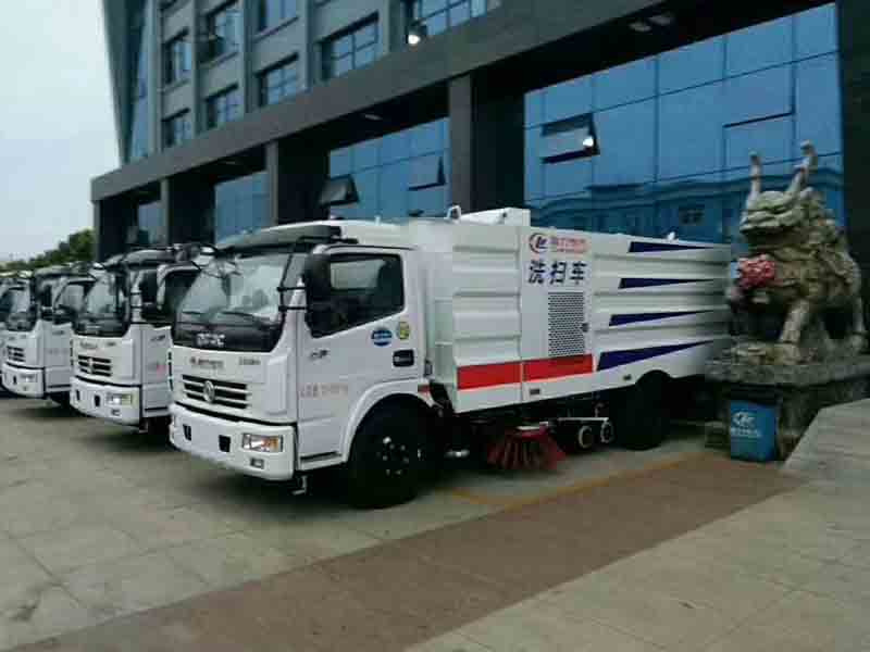 发往广西的洗扫车、人行道路面高压清洗车