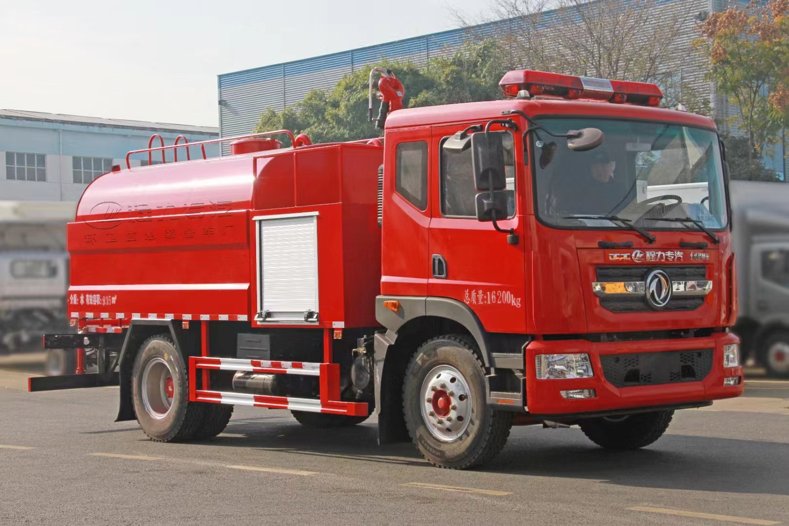 不朽情缘官网登录入口东风多利卡D9消防洒水车45度角拍摄照片