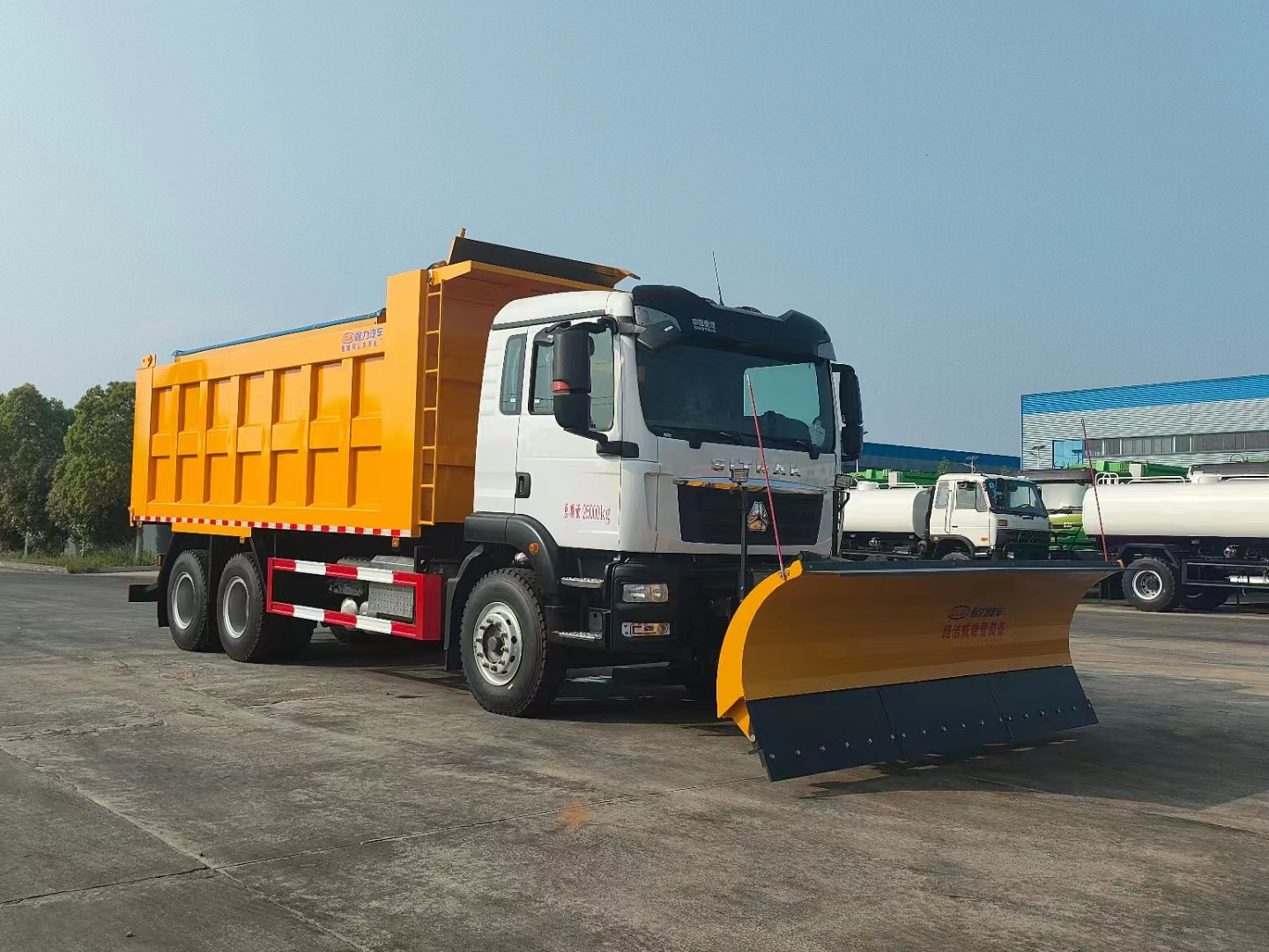 不朽情缘官网登录入口后双桥除雪车带融雪撒布机+雪铲