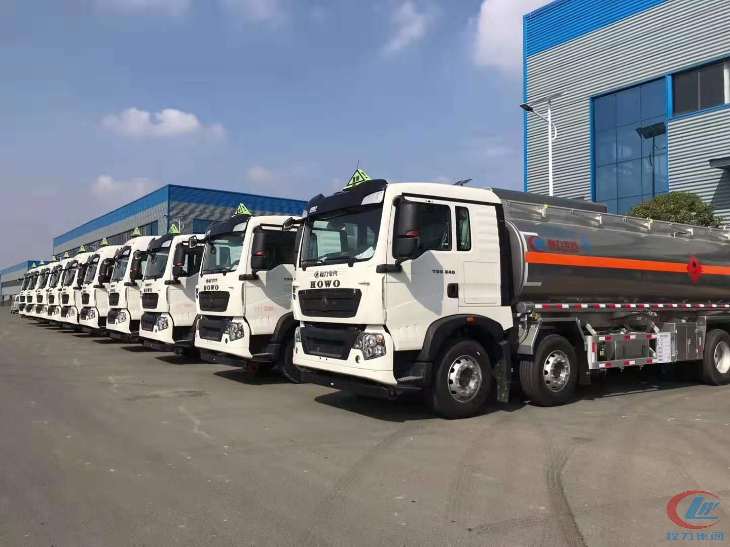 不朽情缘官网登录入口集团重汽豪沃油罐车发车